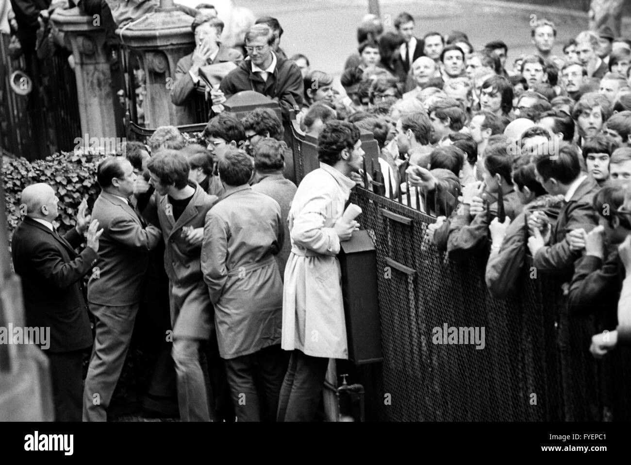 Les étudiants de Francfort essaient d'entrer dans le jardin du consulat général le 06 mai 1968. Environ 1 500 étudiants se sont rassemblés devant le consulat de déclarer leur solidarité avec leurs collègues français, qui ont manifesté contre la fermeture de la Sorbonne sur le même jour. Banque D'Images