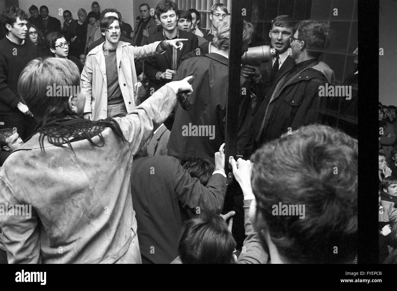 Quelques centaines d'étudiants se réunissent à l'Université Goethe de manifester pour l'égalité de l'occupation du remplissage des comités universitaires par des professeurs, assistants et étudiants et la participation du public dans les réunions du comité le 06 décembre 1967. Banque D'Images