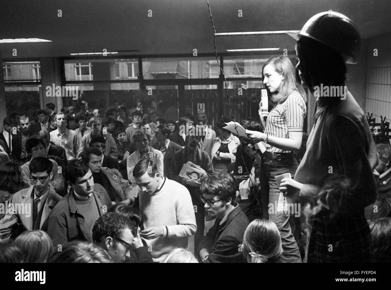 Étudiant Français Marie-Ange Roy prend la parole à l'apprentissage à l'Université Goethe de Francfort le 06 mai 1968. Environ 1 500 étudiants ont déclaré leur solidarité avec leurs collègues français, qui ont manifesté contre la fermeture de la Sorbonne sur le même jour. Banque D'Images