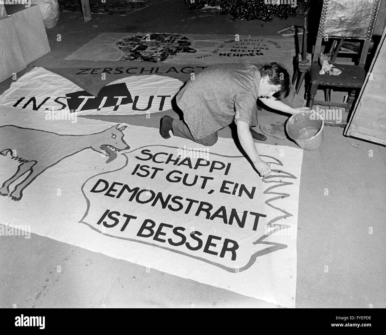 Membre de la SDS prépare une bannière à Francfort le 13 mai 1968 pour les manifestations contre l'état d'urgence. Banque D'Images