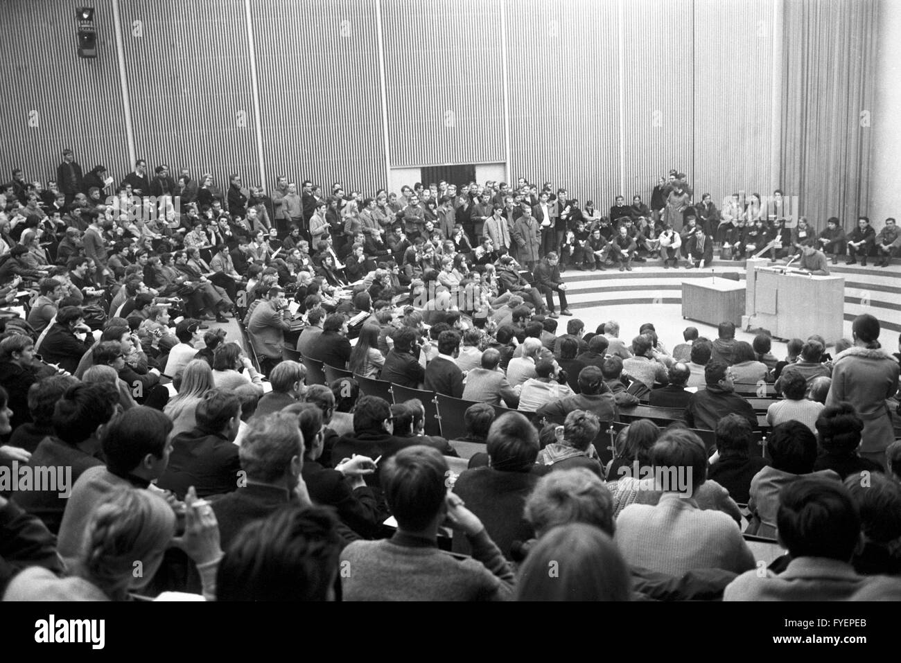 L'Auditorium Maximum entièrement occupé de l'Université de Fribourg au cours d'un apprentissage le 16 janvier 1969. La représentation des élèves a annulé sa coopération au Sénat. Banque D'Images