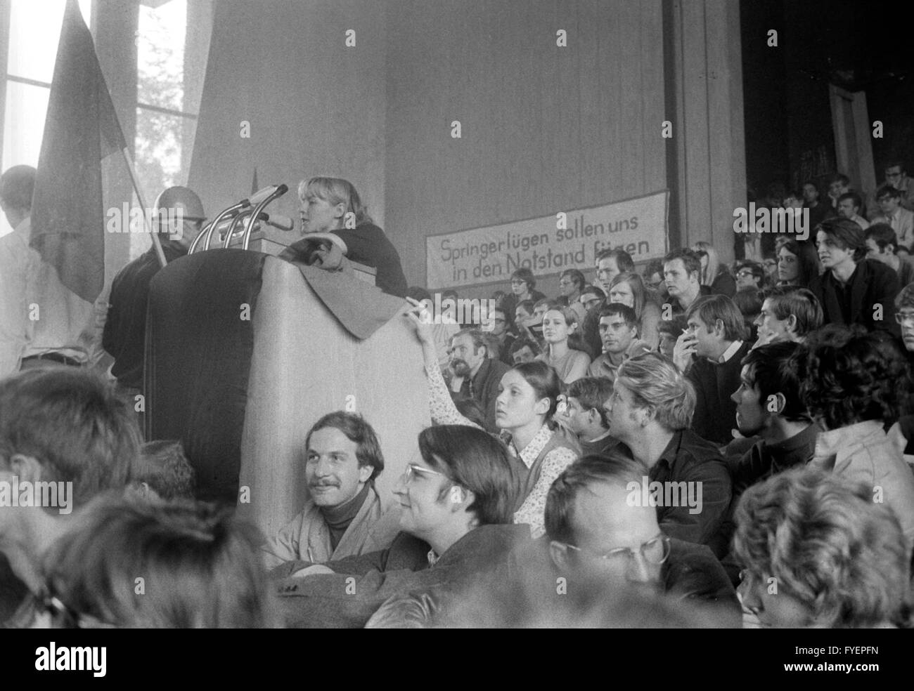 AStA la nouvelle présidente de l'Université Libre de Berlin, Sigrid Fronius, parle au cours de l'apprentissage à l'occasion de l'état d'urgence dans l'auditorium bondé banquet le 15 mai 1968. Banque D'Images