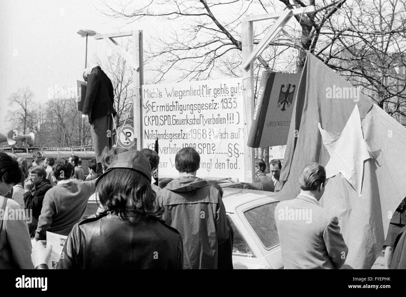 Rallye d'ouverture de la mars Pâques à Munich le 15 avril 1968, au cours de laquelle une marionnette pendue à une potence est indiquée avec un panneau disant 'J'étais un démocrate". Banque D'Images