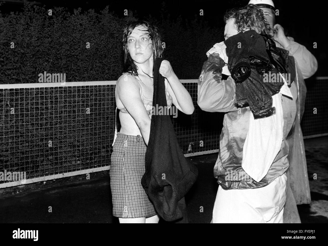 Manifestant une femme se déshabille après qu'elle a été touchée par un canon à eau lors d'une manifestation anti Springer le dimanche de Pâques, 15 avril 1968. Banque D'Images