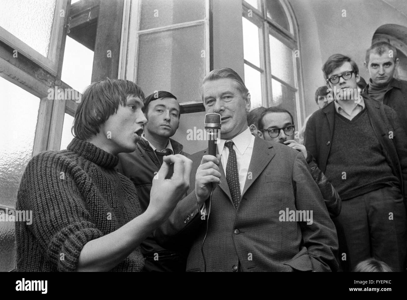 Président du tribunal de district, le Dr Alfred Dürrfeld (c), après un débat de plusieurs heures, avec les représentants de l'Union européenne étudiant allemand socialiste le 11 novembre 1968. Banque D'Images