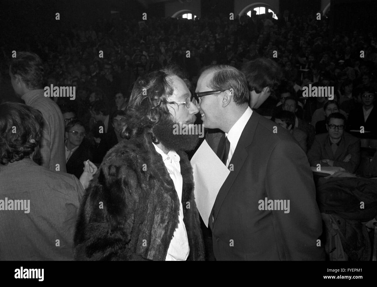 Le fédéré Fritz Teufel (l) et l'avocat Horst Mahler (r) dans la salle de conférences surpeuplés Université de Munich au cours d'un séminaire le 08 novembre 1968. Banque D'Images