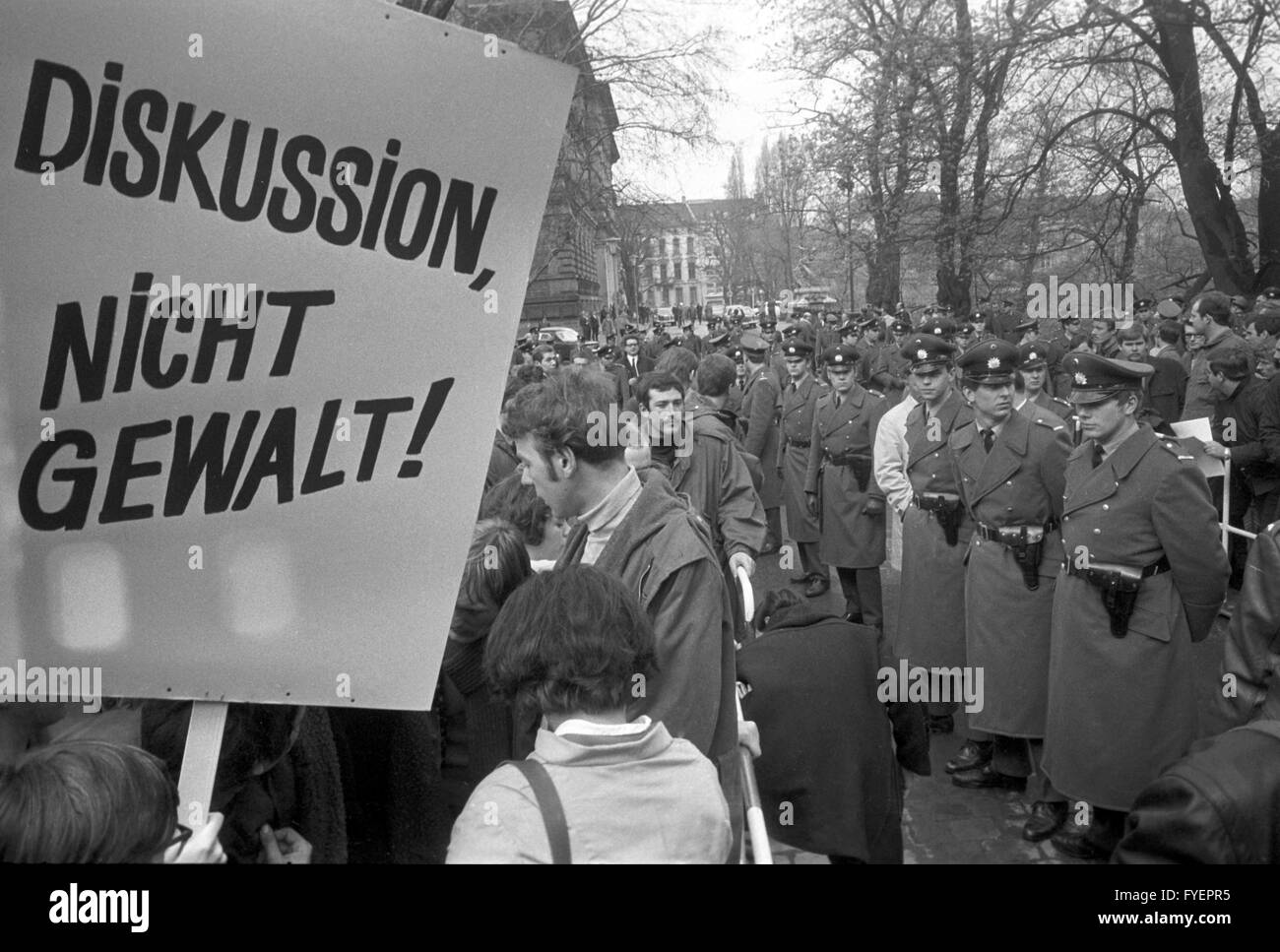Bloc de la police de la zone de réserve. Environ 700 étudiants manifester contre un projet de loi de l'enseignement supérieur le 23 avril 1969 à Düsseldorf. Banque D'Images