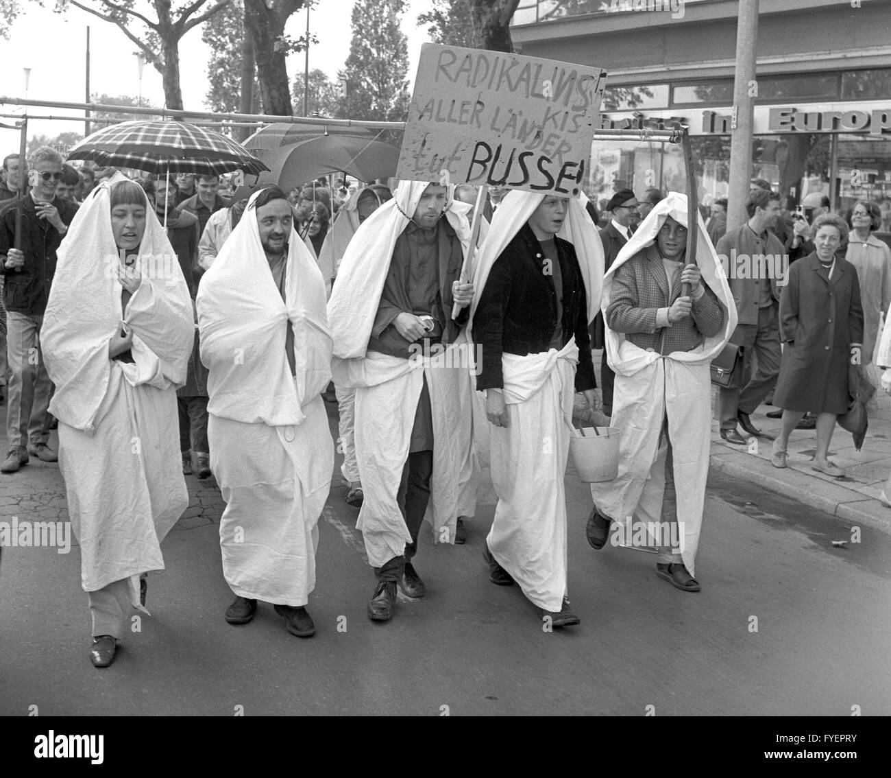 Plus de 1 000 étudiants suivent l'appel de l'AStA le 13 juin 1967 pour manifester contre la police mesures prises à l'occasion de la visite du Shah. Les étudiants ont eu à fournir un steward par cinquante manifestants. Banque D'Images