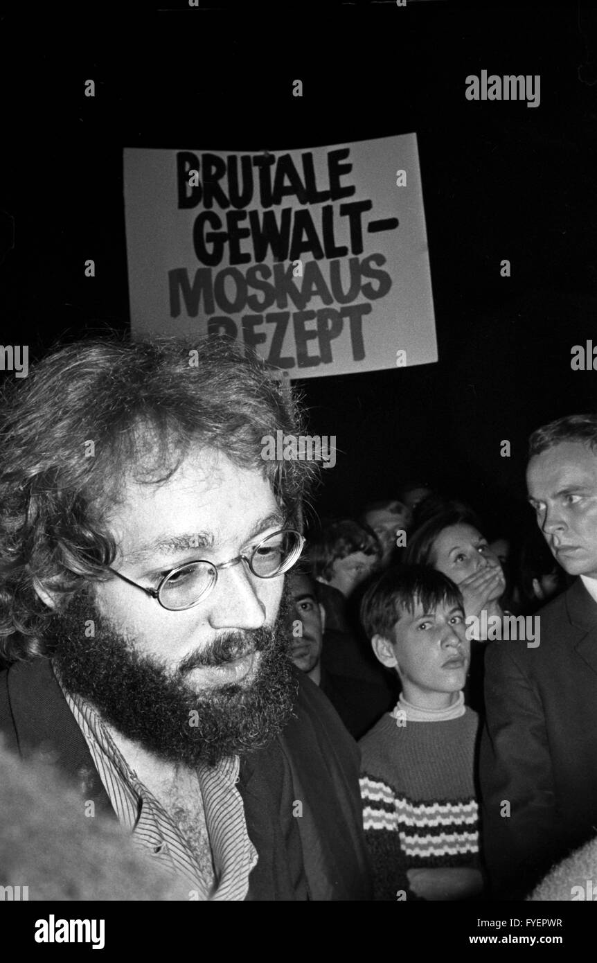 Fritz Teufel, qui a été expulsé de France, participe à une manifestation le 21 août 1968 contre l'invasion de l'Union soviétique à Prague. Banque D'Images