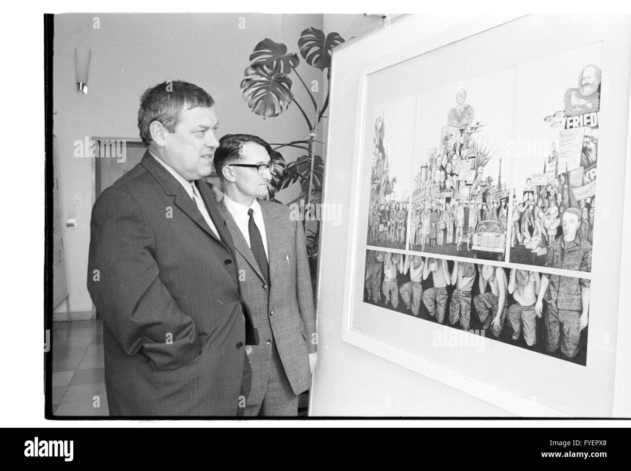 Graphic Designer Carlo Schellmann (l) explique son travail 'German Society" à un visiteur de l'exposition à propos de l'APO (opposition extra-parlementaire) à Nuremberg le 19 avril 1968. Banque D'Images
