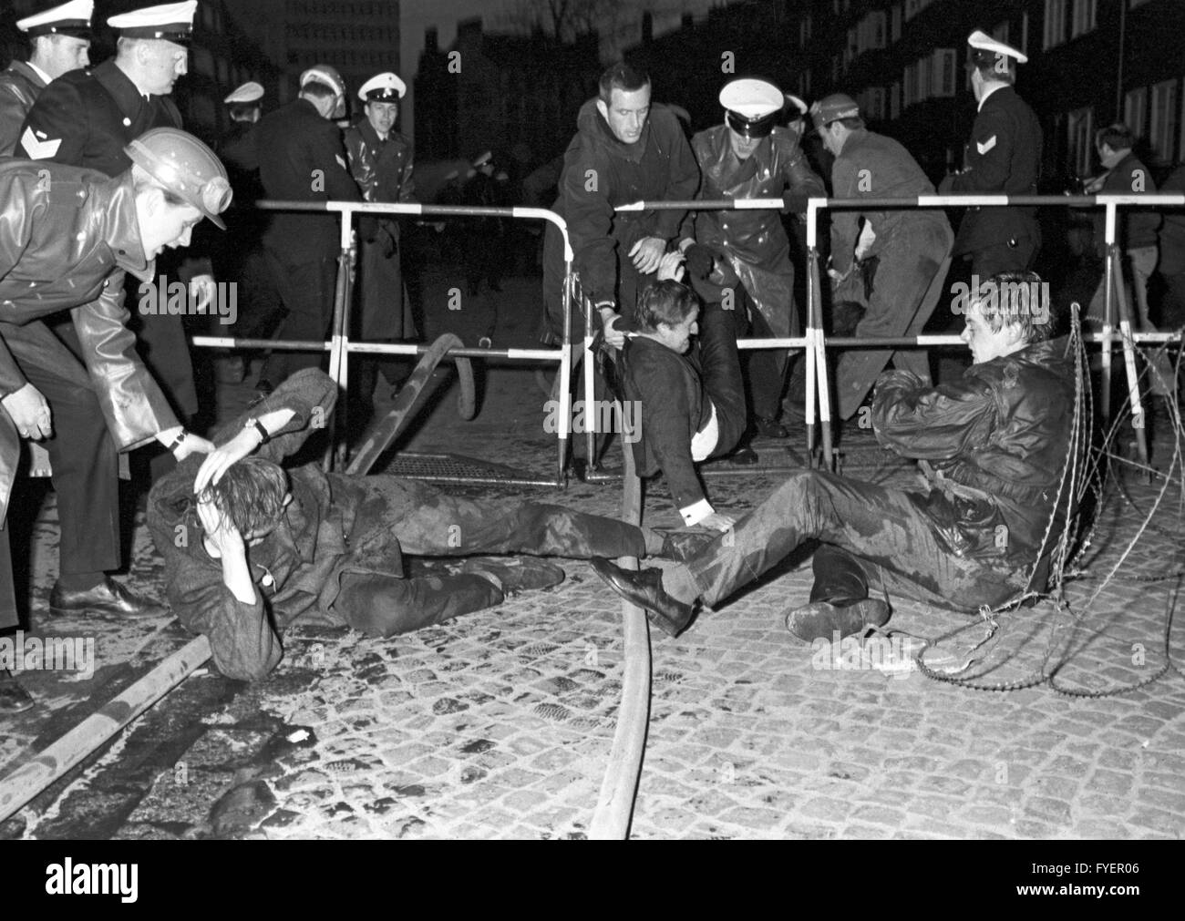 Les policiers ont arrêté les manifestants à travers un report en barrière de la zone de restriction, le 15 avril 1968. Banque D'Images