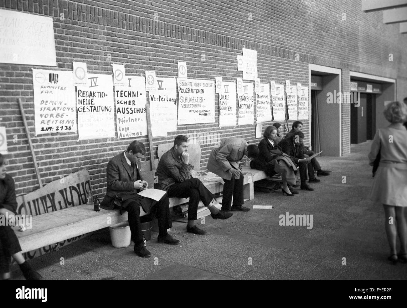 Les panneaux pour les groupes de travail à l'université le 15 avril 1968. APO, l'opposition extra-parlementaire, tient une réunion depuis la tentative d'assassinat sur Rudi Dutschke, le 11 avril 1968. Banque D'Images