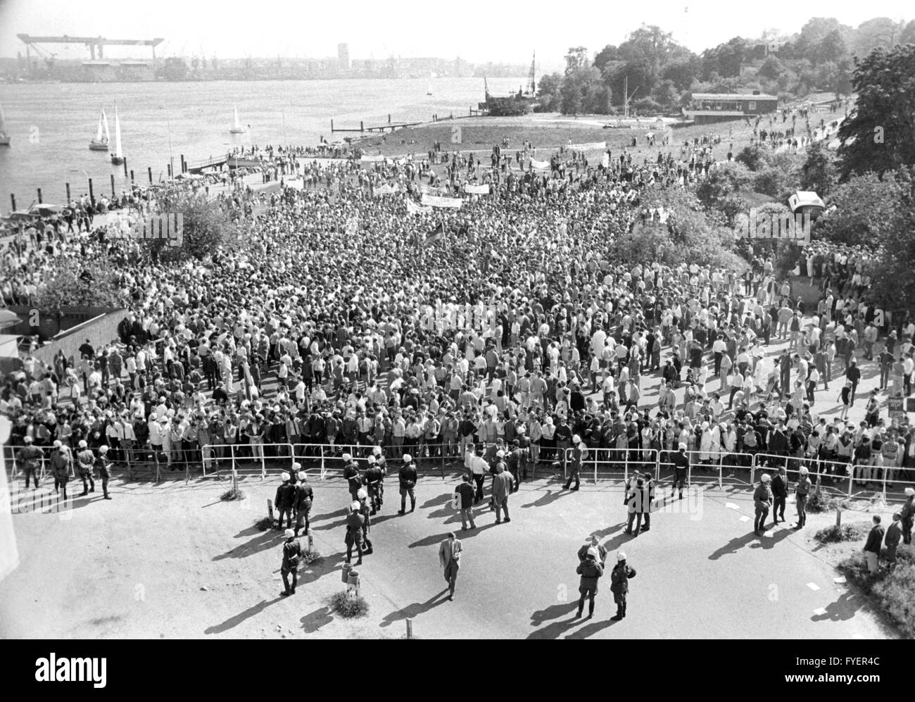 Avis du ministère des affaires culturelles sur les manifestants. Plusieurs milliers d'étudiants manifester contre la loi sur l'enseignement supérieur le 09 juin 1969 à Kiel. Banque D'Images