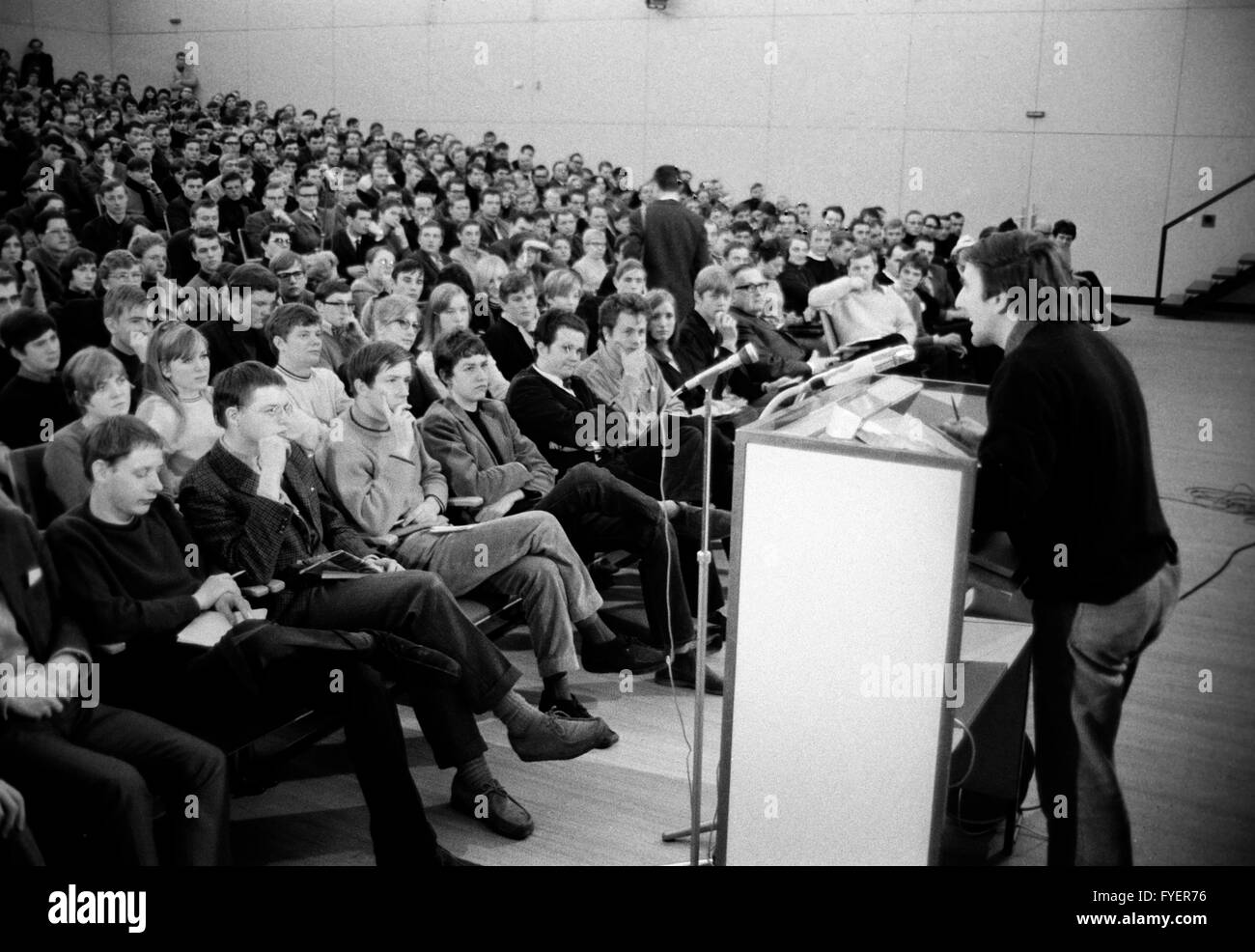 Leader étudiant Rudi Dutschke (r) au cours de sa présentation sur le "mouvement anti-autoritaire' dans l'aula de l'école en Halenpaghen Buxtehude le 06 mars 1968 devant 600 élèves. Banque D'Images