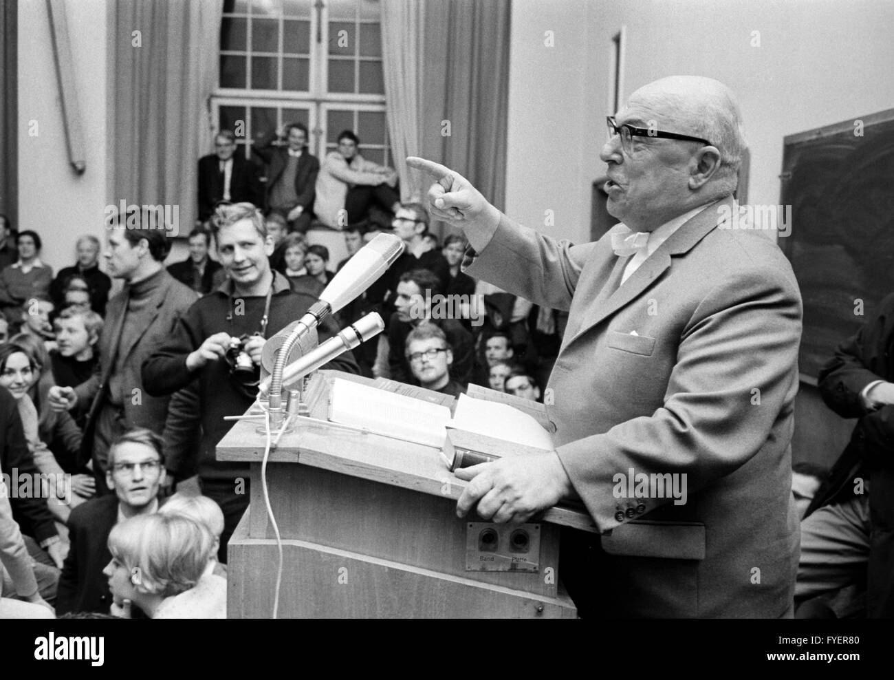 GDR star avocat Friedrich Karl Kaul a parlé que pendant quelques minutes dans l'aula de l'Université Friedrich-Wilhelm-Le 06 février 1968 avant d'être obligé de quitter le cadre de la protestation des étudiants. Banque D'Images