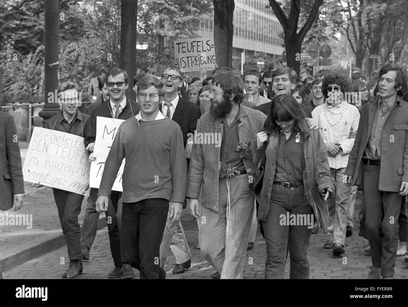Fritz Teufel (centre, avec barbe complète) est parmi les manifestants qui avaient organisé un sit-in devant le siège de la police de Francfort le 10 septembre 1967 après la fin de la 22e conférence sur la SDD 09 septembre 1967. Banque D'Images