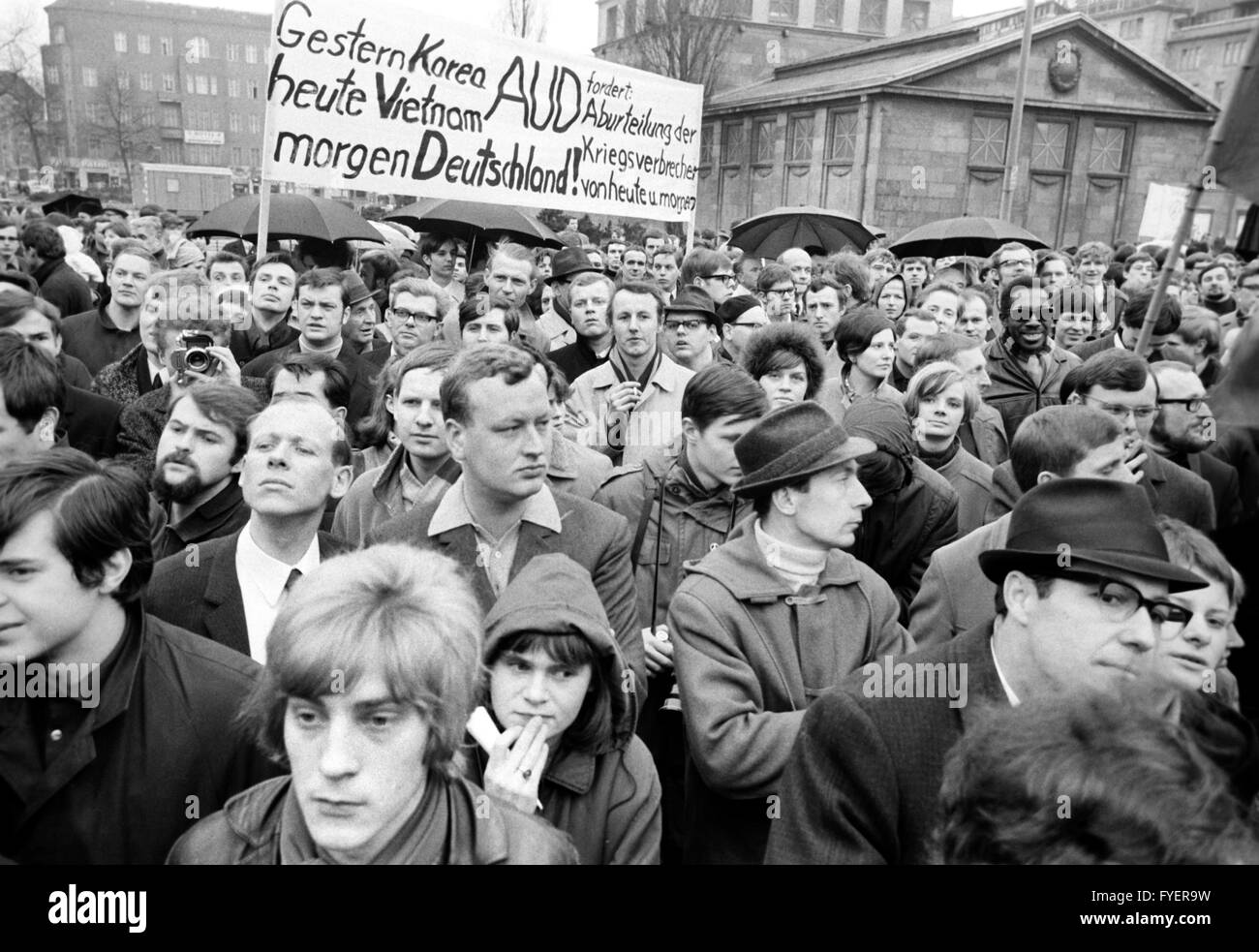Un groupe d'Action 'groupe d'Allemands avec une bannière. Autour de 1 000 personnes se sont rassemblées à Wittenbergplatz à Berlin pour manifester contre la guerre du Vietnam le 23 mars 1968. Banque D'Images