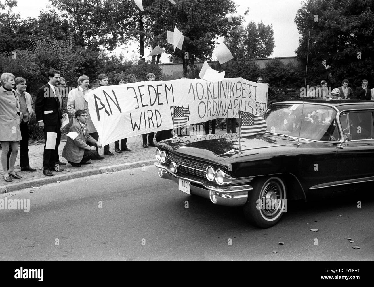 Les élèves essaient de perturber la cérémonie de la remise des clés de l'hôpital universitaire de Berlin le 09 octobre 1968. Banque D'Images