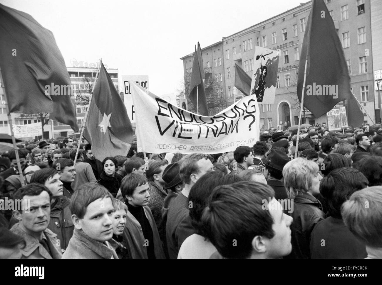 Autour de 1 000 personnes se sont rassemblées à Wittenbergplatz à Berlin pour manifester contre la guerre du Vietnam le 23 mars 1968. Banque D'Images