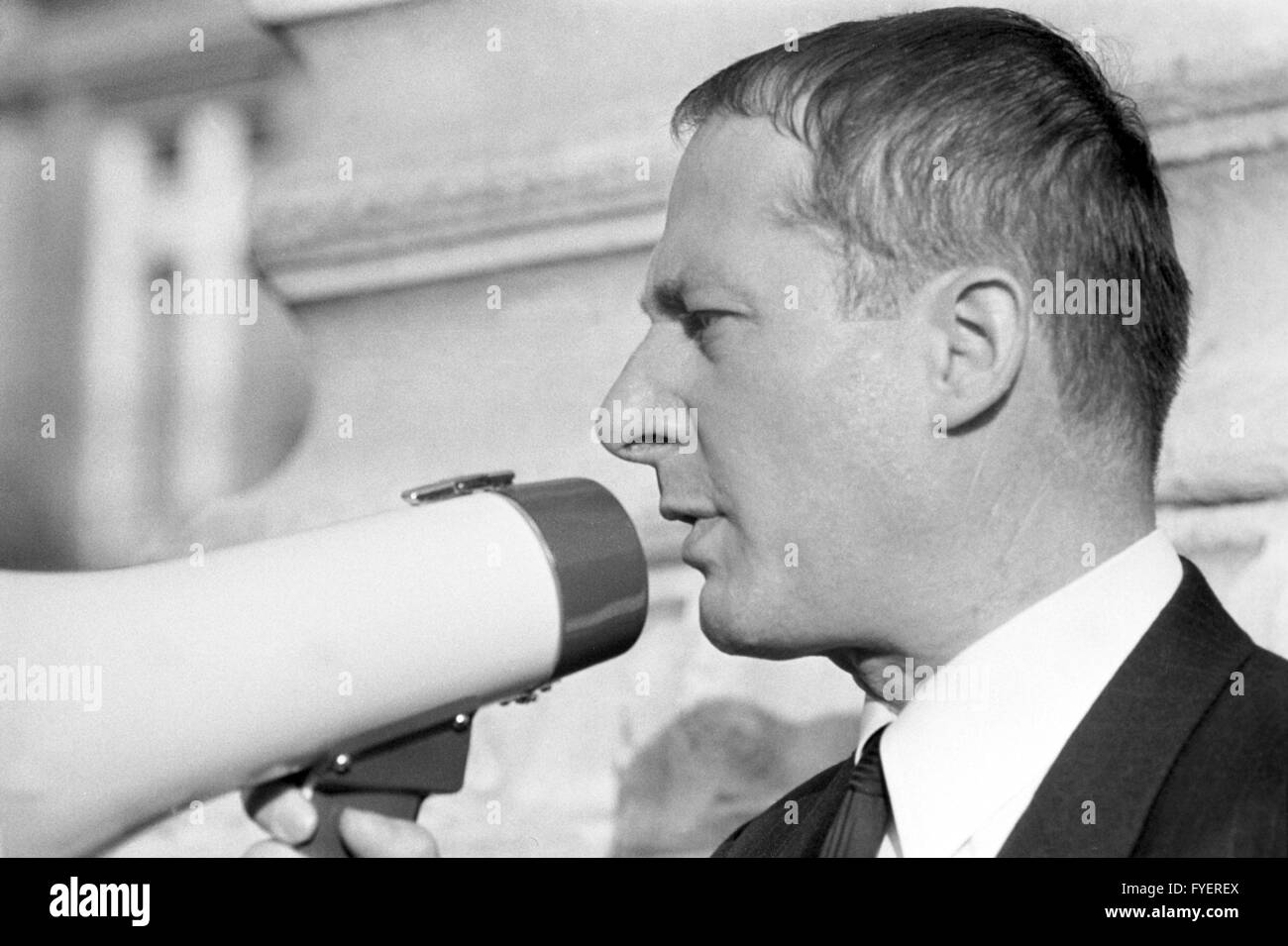 Avocat Heinrich Hannover parle pendant un mégaphone après le prononcé du jugement contre Daniel Cohn-Bendit. À sa droite SDD président Karl-Dietrich Wolff, au très bon leader étudiant Hans-Jürgen Krahl. L'Union des étudiants allemands socialistes (SDS) est titulaire d'un apprentissage à l'occasion du processus contre leader étudiant Daniel Cohn-Bendit le 27 septembre 1968 à Frankfurt am Main. Banque D'Images