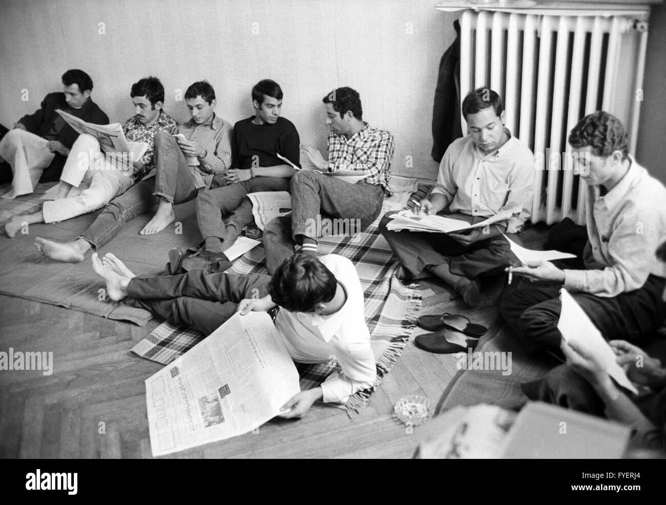 Une partie de l'être les étudiants en grève de la faim. Pour renforcer leur demande de libération du prisonnier politique en Iraq, 16 ans, deux irakiens et libyens deux soudanais des étudiants de l'Arabe Club à Hambourg ont saisi deux jours de grève de la faim le 19 juillet 1968. Banque D'Images
