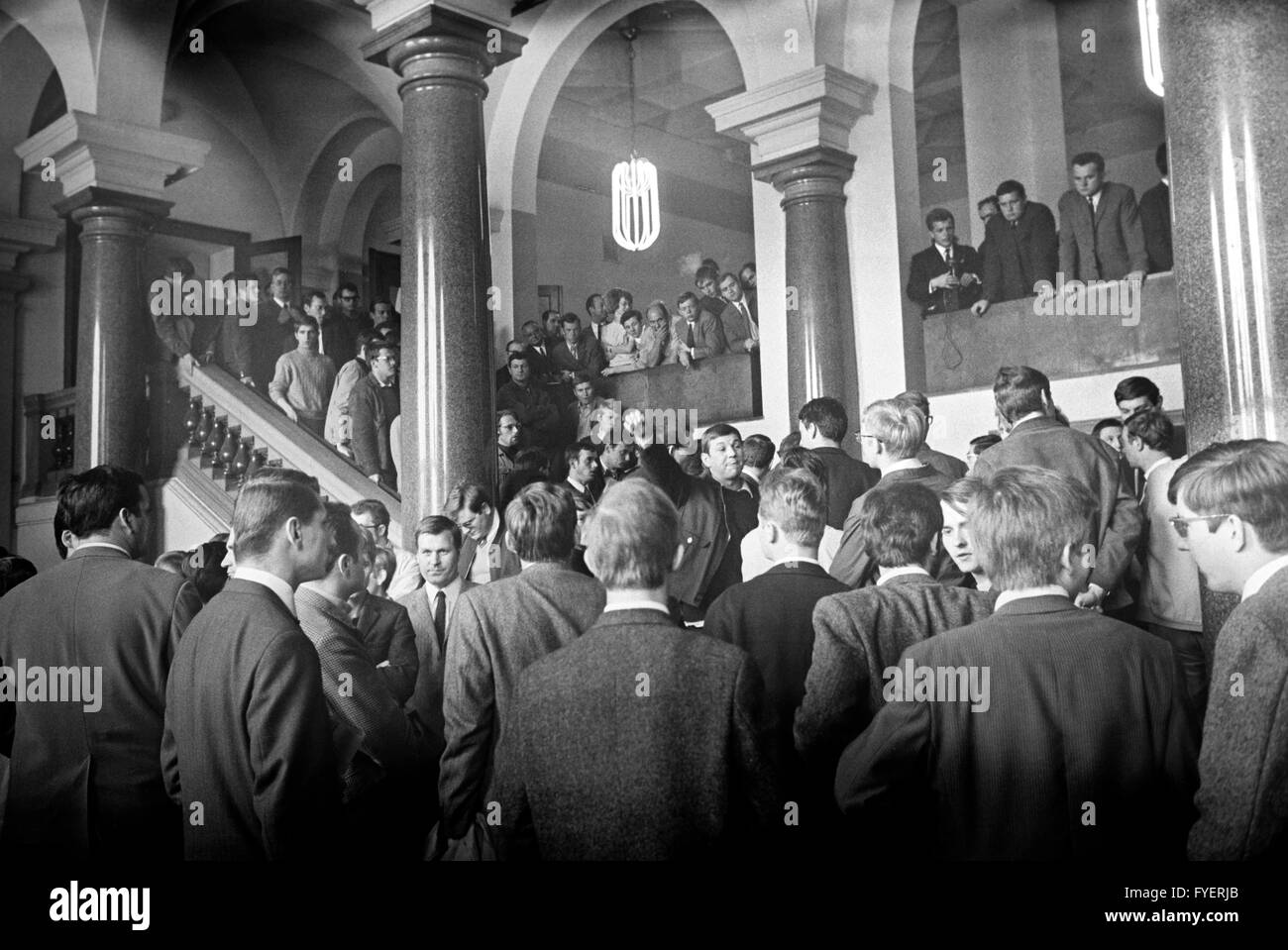 Les étudiants occupent le hall d'entrée du parlement de l'Etat à Düsseldorf pendant une heure le 12 juin 1968. Banque D'Images