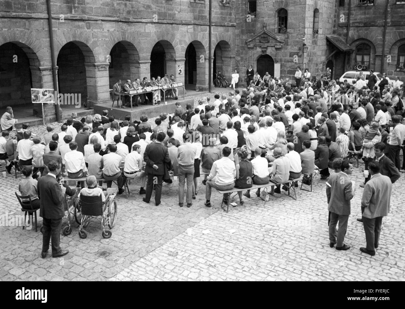 Discussion de groupe dans la cour de l'ancienne cour intérieure Wichernhaus, de la vieille université. Les étudiants de l'université de Erlangen-Nuremberg célébrer une fête à Altdorf le 13 juillet 1968. Banque D'Images