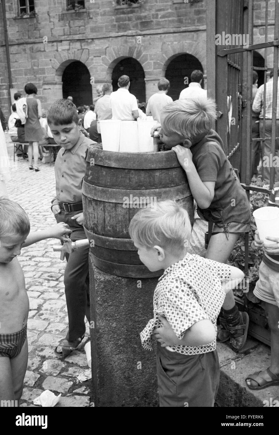 Un petit garçon d'un baril de bière boissons. Les étudiants de l'université de Erlangen-Nuremberg célébrer une fête à Altdorf le 13 juillet 1968. Banque D'Images