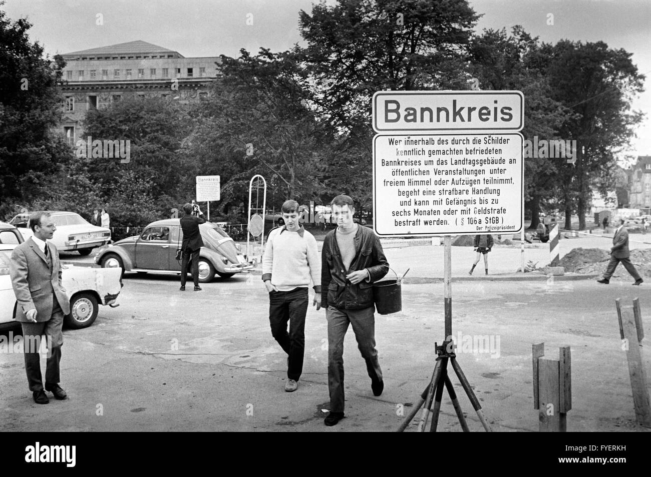 Un signe de protestation non-classe la zone située autour de l'état au Parlement de Düsseldorf. Les étudiants ont occupé le hall d'entrée de l'état le parlement pendant une heure le 12 juin 1968 à démontrer. Banque D'Images