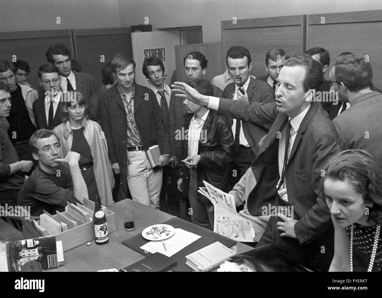 Les étudiants de Goethe ont discuté sur les mesures à prendre contre la nouvelle loi d'urgence le 27 mai 1968. Banque D'Images