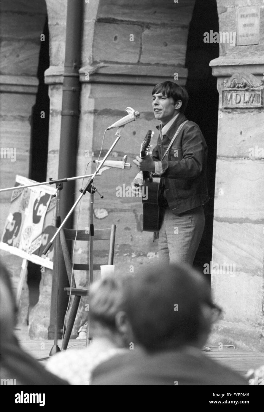 Reinhard Mey chanteuse durant sa performance. Les étudiants de l'université de Erlangen-Nuremberg célébrer une fête à Altdorf le 13 juillet 1968. Banque D'Images