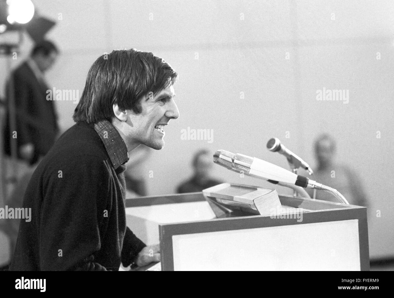 Leader étudiant Rudi Dutschke lors de sa présentation sur le "mouvement anti-autoritaire' dans l'aula de l'école en Halenpaghen Buxtehude le 06 mars 1968 devant 600 élèves. Banque D'Images
