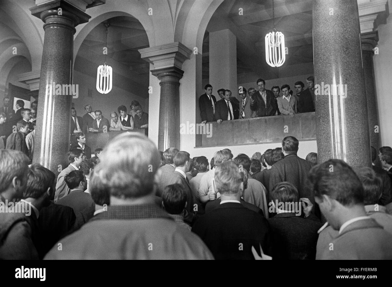 Les étudiants ont occupé le hall d'entrée de l'état le parlement pendant une heure le 12 juin 1968 à démontrer. Banque D'Images