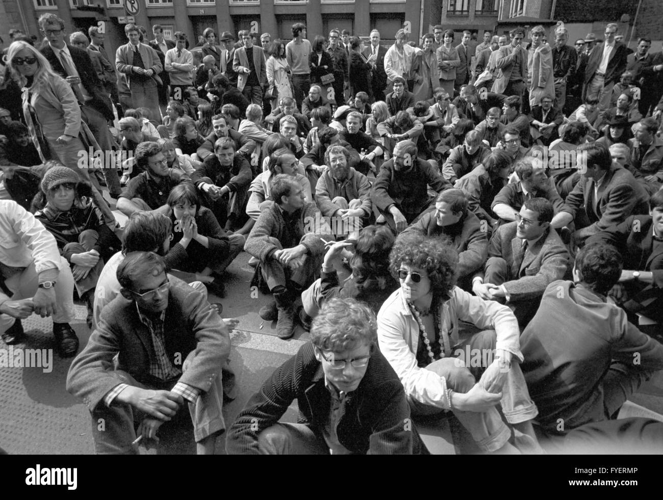 Fritz Teufel (centre, avec barbe complète) est parmi les manifestants qui avaient organisé un sit-in devant le siège de la police de Francfort le 10 septembre 1967 après la fin de la 22e conférence sur la SDD 09 septembre 1967. Banque D'Images