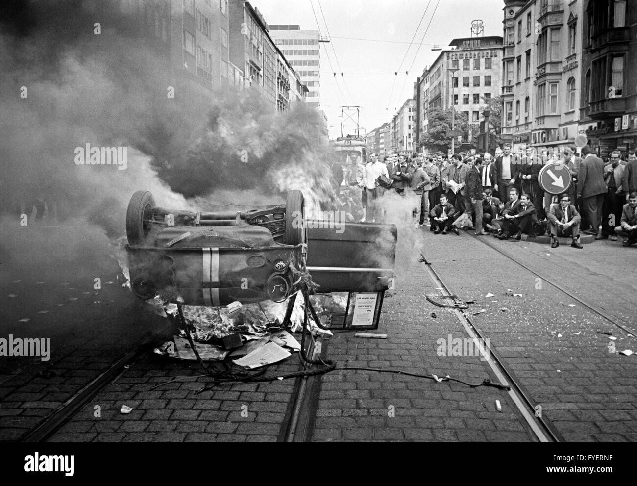 Voiture en flammes à Düsseldorf lors d'une manifestation d'étudiants le 12 juin 1968. Les élèves avaient apporté une vieille voiture fonctionnelle, pas de brûler. Banque D'Images