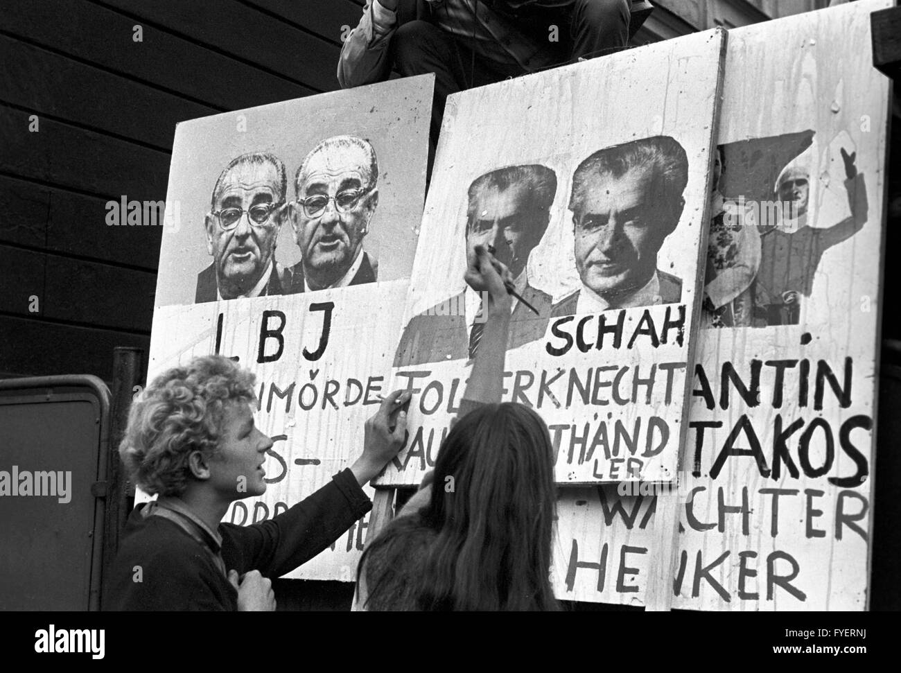 Les membres de la SDS (Union des étudiants allemand socialiste) organiser une "dictature Anti passe' à Munich le 26 août 1967. Photos du Shah de Perse, le président américain Lyndon B. Johnson, le général Franco espagnol et d'autres dictateurs ont servi de cibles pour les tomates et les œufs avec lance. La police n'est pas intervenue. Banque D'Images