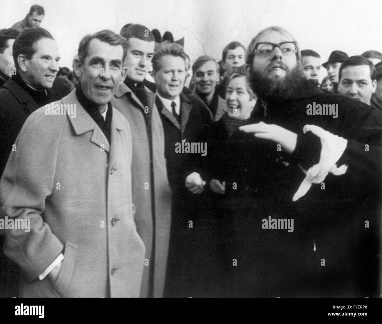 Ministre des affaire culturelles du Schleswig-Holstein (Heydebeck Claus-Joachim l, CDU) au milieu de la démonstration étudiants contre le nouveau règlement d'inscription à l'université le 10 janvier 1968. Banque D'Images