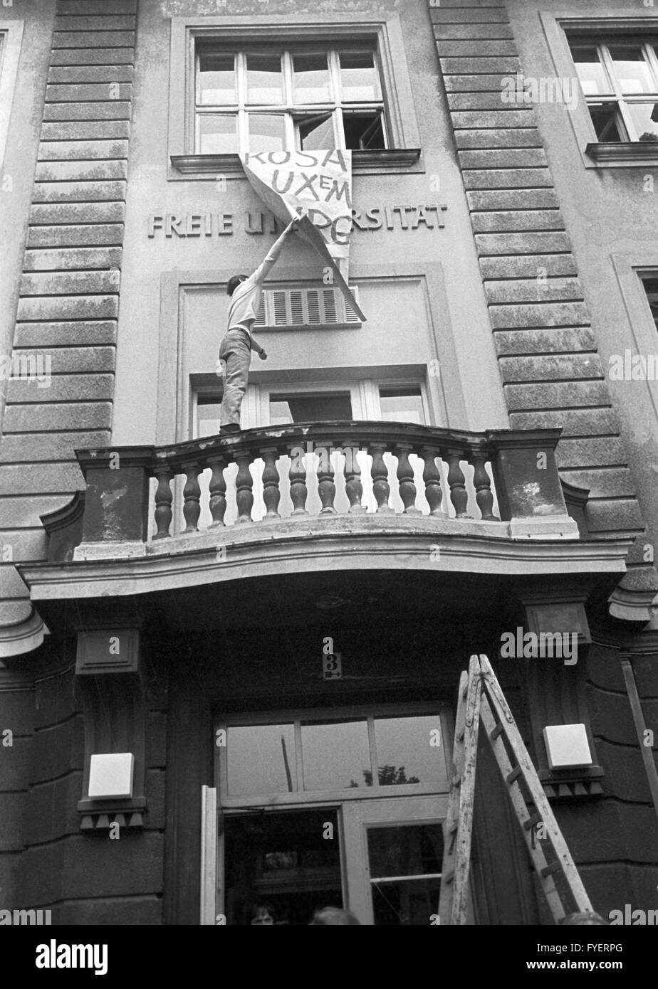 Un étudiant fait apparaitre une bannière. Les élèves de la FU Berlin Le séminaire occupé allemand pour protester contre la loi d'urgence le 27 mai 1968. Banque D'Images