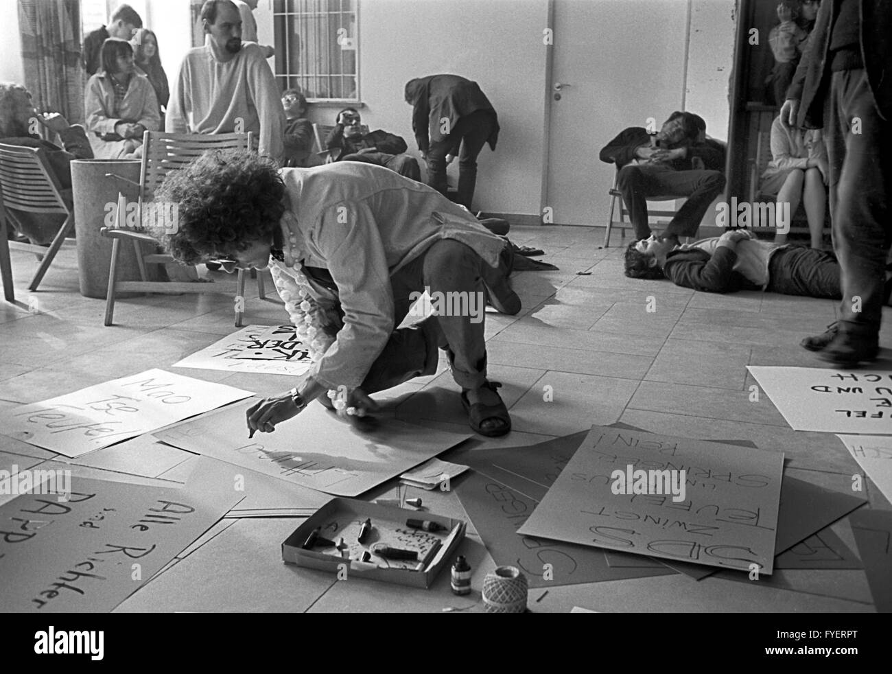 Rainer Langhans painst affiches. Après la fin de la 22e conférence sur la SDD 09 septembre 1967, environ 200 étudiants ont organisé un sit-in devant le siège de la police de Francfort le 10 septembre 1967. Banque D'Images