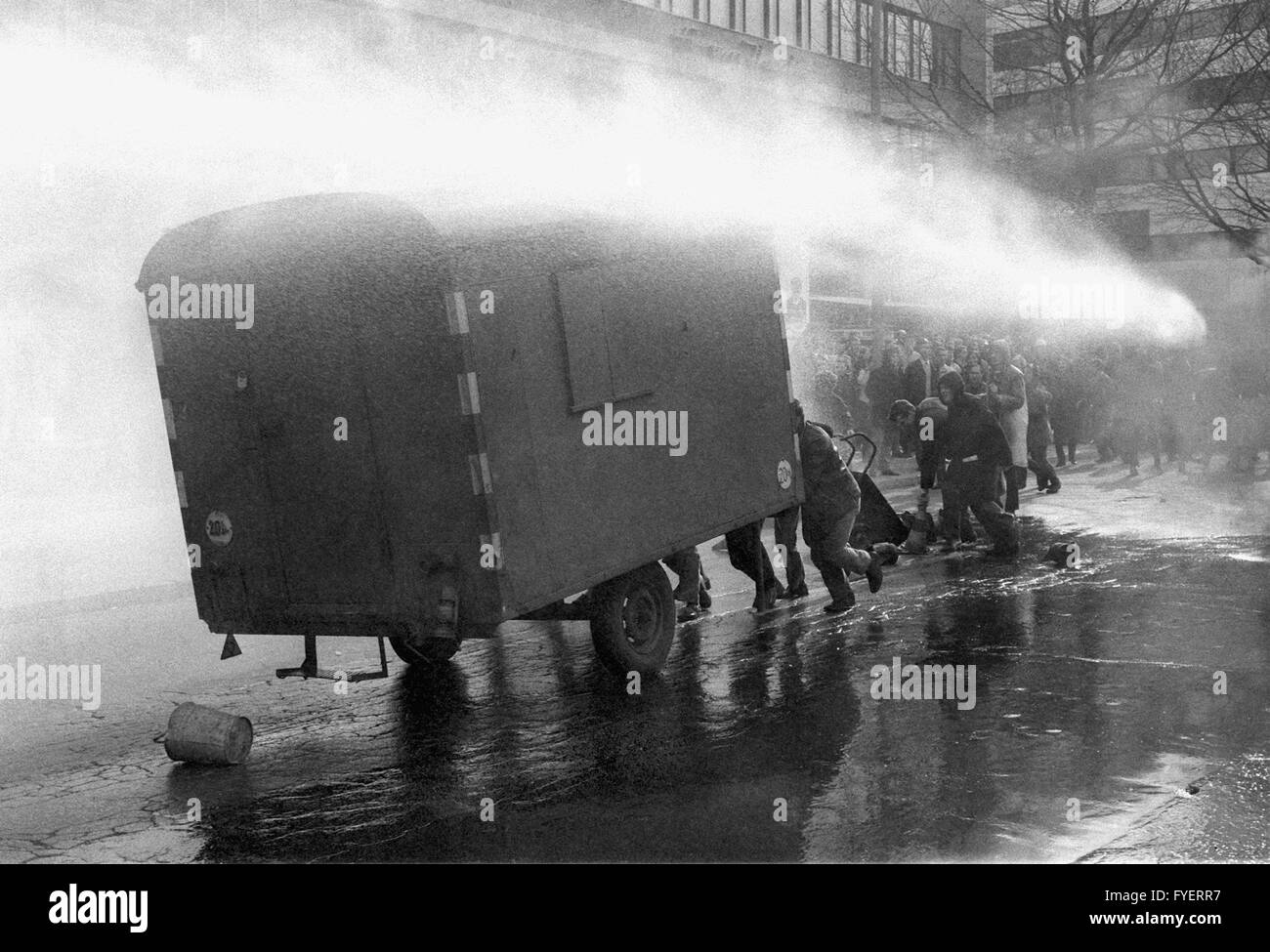 Le produit de la police contre les manifestants avec des pistolets à eau, lors d'une manifestation à l'occasion de l'assassinat sur Rudi Dutschke le 12 avril en 1968. Banque D'Images