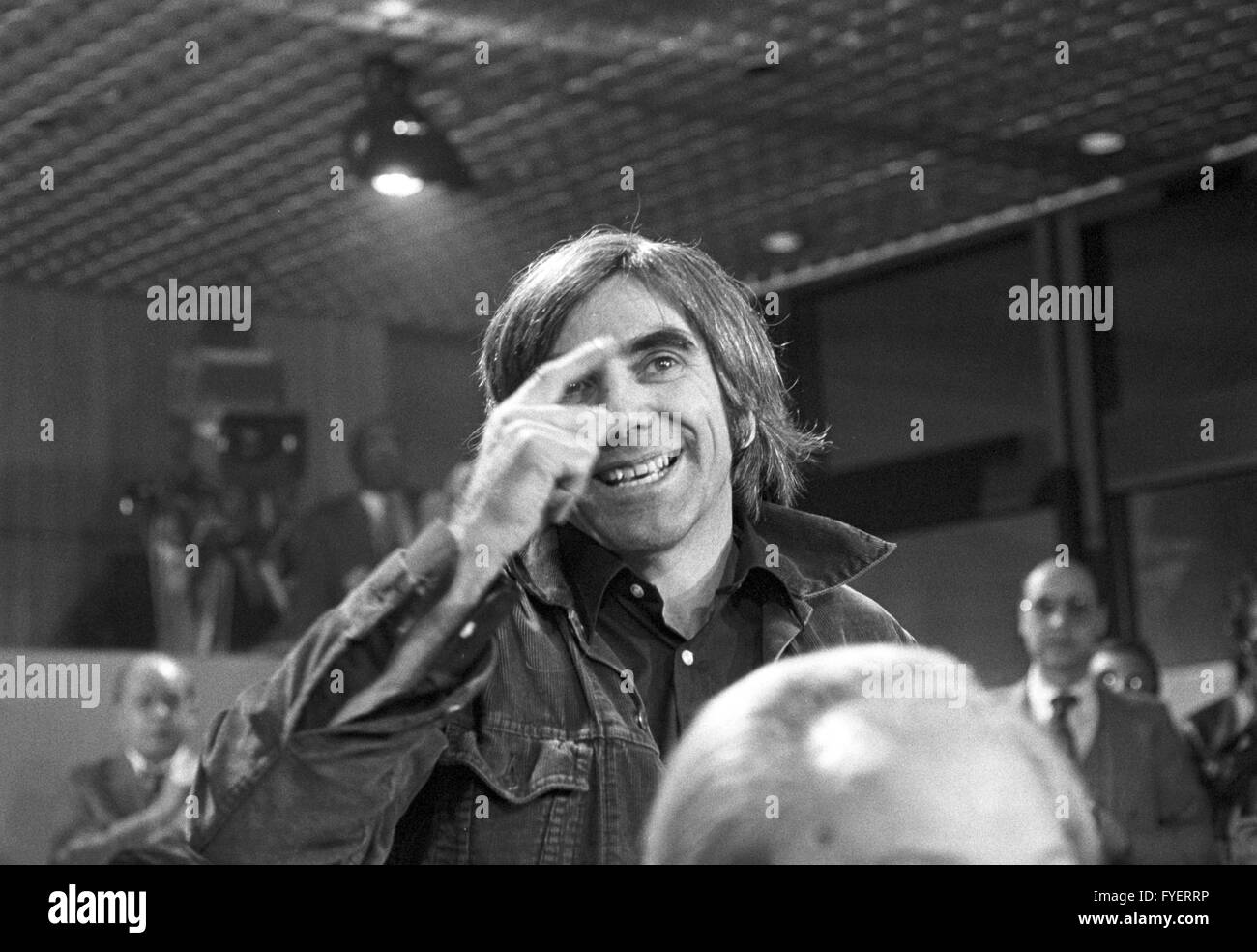 Rudi Dutschke - porte-parole du mouvement étudiant allemand - le 24 octobre 1979 lors d'une conférence de presse à Bonn. Il a été le premier à essayer de poser une question à propos de la visite de Chinois Hua Guofeng mais Boelling le porte-parole du gouvernement, K. a refusé de le laisser parler en déclarant que c'était une conférence de presse et non pas une démonstration. Banque D'Images