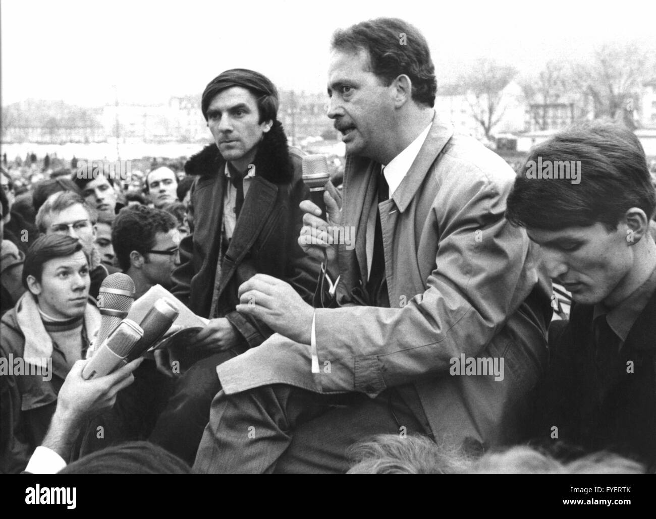 Le porte-parole étudiant Rudi Dutschke (l) et le professeur Ralf Dahrendorf (l) le 30 janvier 1968 à Freiburg d'avoir une discussion en face de quelques milliers d'auditeurs. Banque D'Images