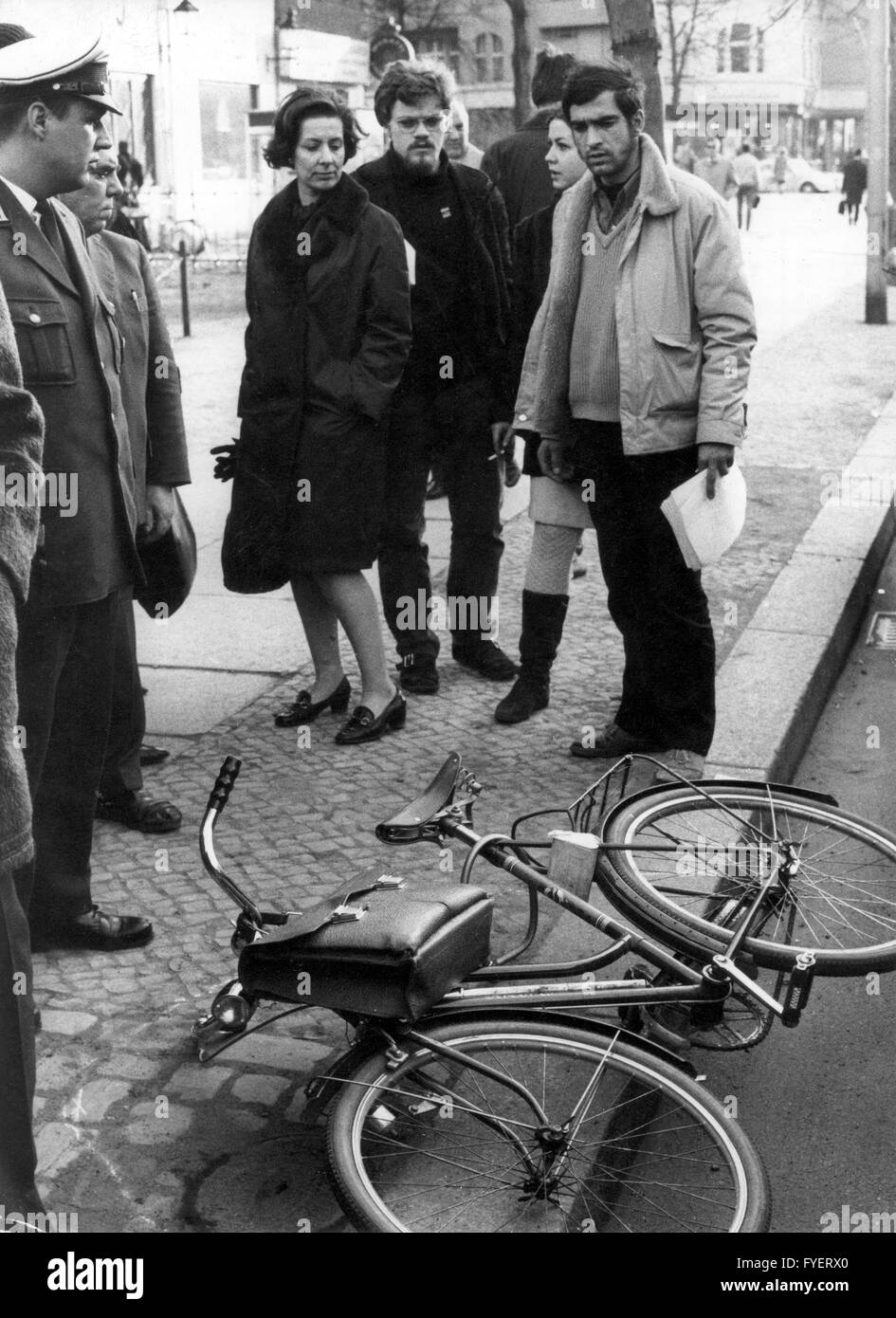 La location de Rudi Dutschke sur les lieux. Rudi Dutschke - porte-parole du mouvement étudiant allemand - a reçu une balle dans la tête le 11 avril 1968 sur Kurfuerstendamm à Berlin par antii-communiste Josef Erwin Bachmann. Dutschke a survécu à la tentative. Banque D'Images