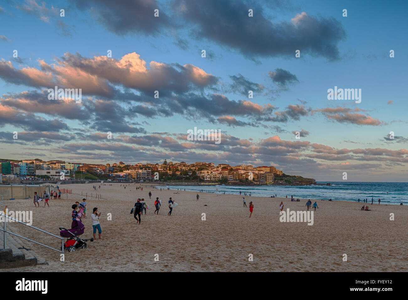 Automne coucher de soleil sur la plage de Bondi, à Sydney, Australie Banque D'Images