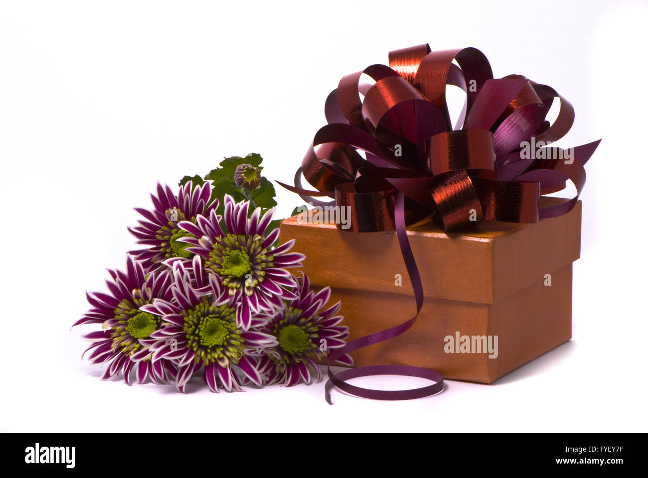 Boîte-cadeau avec de belles fleurs Banque D'Images