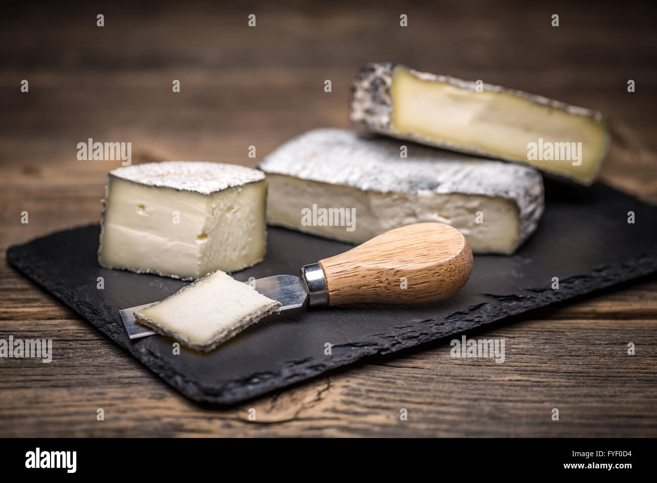 Morceau de fromage brie artisan Banque D'Images