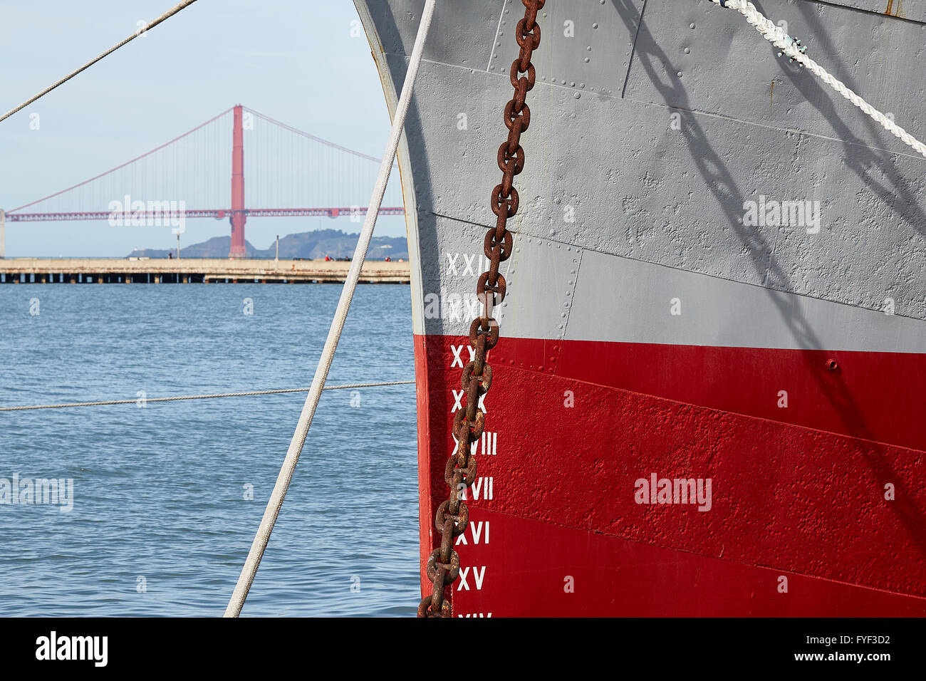 Proue du Tall Ship Balclutha avec le Golden Gate en arrière-plan. Banque D'Images