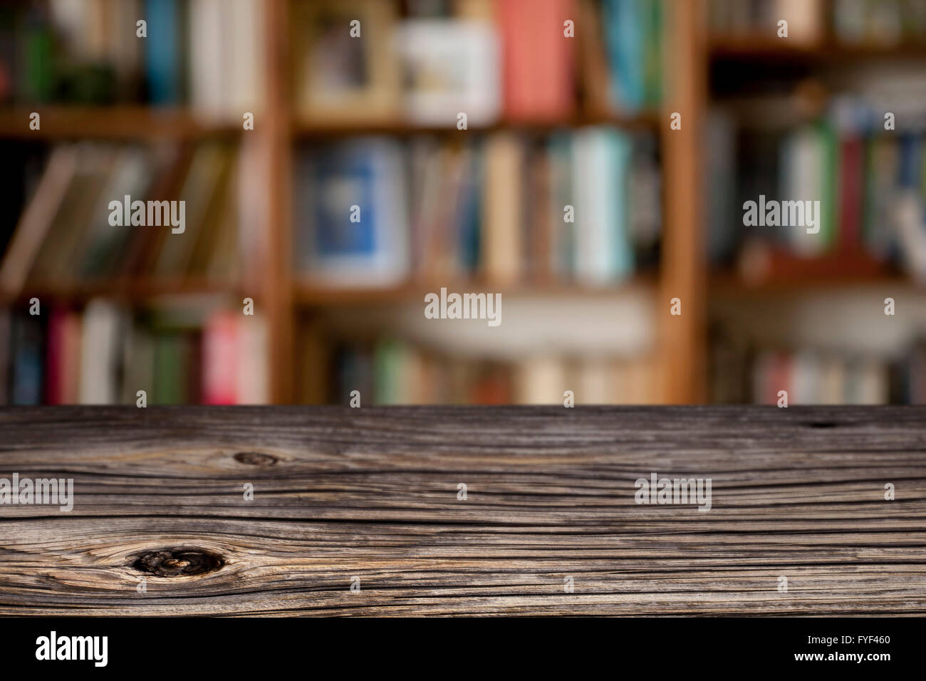 Haut vide table en bois et support pour livres Banque D'Images