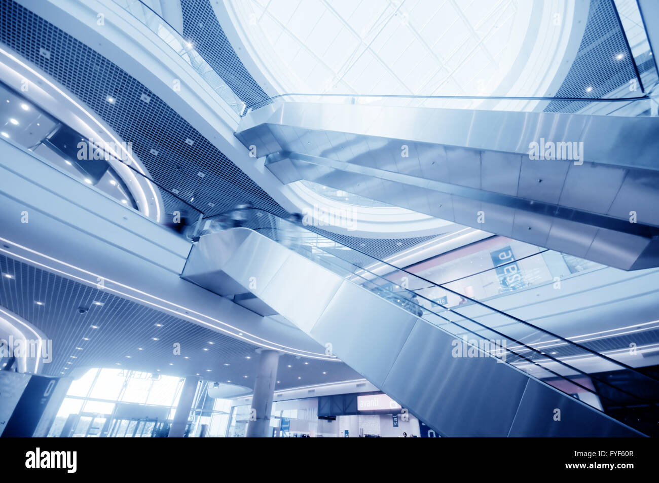 Centre commercial moderne. Les escalators Banque D'Images