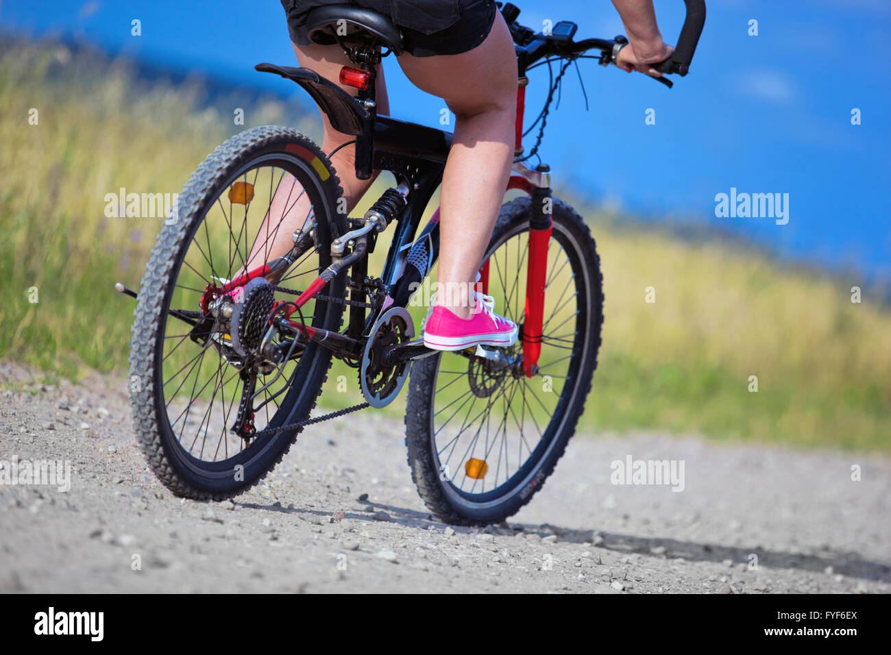 Femme active sur un vélo Banque D'Images